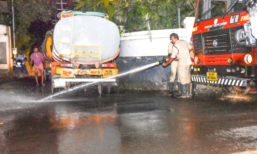 കോട്ടയത്ത് നഗരമധ്യത്തിൽ കക്കൂസ് മാലിന്യം തള്ളി: ലോറിയുൾപ്പെടെ പിടികൂടി കോട്ടയത്ത് നഗരമധ്യത്തിൽ കക്കൂസ് മാലിന്യം തള്ളി: ലോറിയുൾപ്പെടെ പിടികൂടി