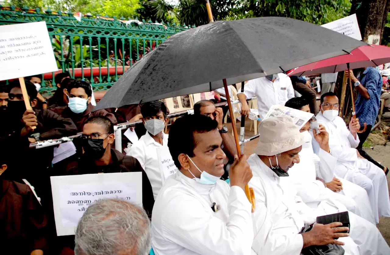 വിഴിഞ്ഞം പദ്ധതിയുയർത്തുന്ന പ്രശ്നങ്ങൾക്കെതിരെ ലത്തീൻ കത്തോലിക്ക പുരോഹിതർ സമരത്തിൽ