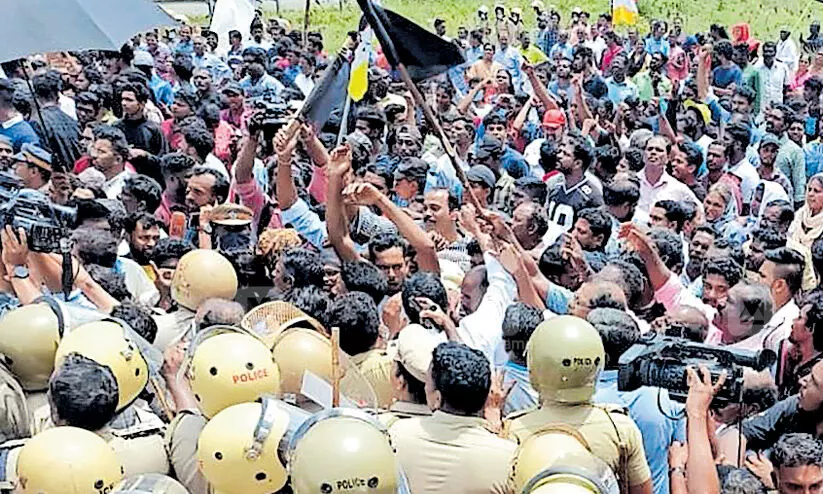 വിഴിഞ്ഞം പദ്ധതിക്കെതിരെ പ്രതിഷേധം -ഒരു ദൃശ്യം