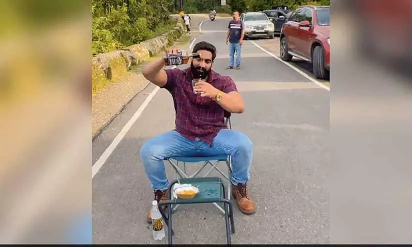 നടുറോഡിലിരുന്ന് മദ്യപിച്ചു; കതാരിയയെ കണ്ടെത്തുന്നവർക്ക് പാരിതോഷികം പ്രഖ്യാപിച്ച് ഉത്തരാഖണ്ഡ് പൊലീസ് നടുറോഡിലിരുന്ന് മദ്യപിച്ചു; കതാരിയയെ കണ്ടെത്തുന്നവർക്ക് പാരിതോഷികം പ്രഖ്യാപിച്ച് ഉത്തരാഖണ്ഡ് പൊലീസ്