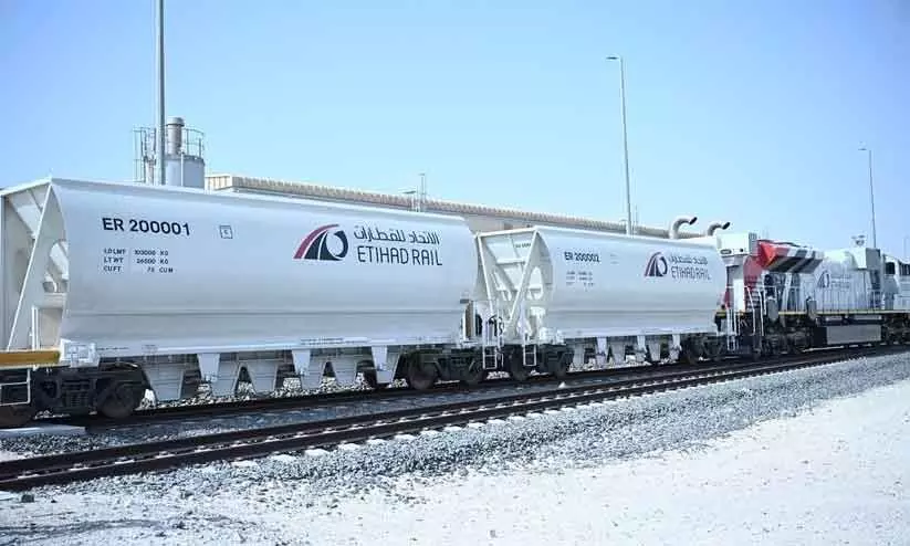 ഇത്തിഹാദ് റെയിൽ വാഗണുകൾ എൻജിനുമായി ബന്ധിപ്പിച്ചു