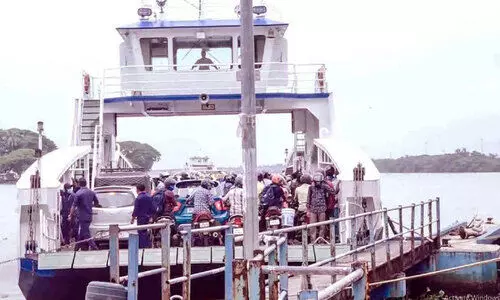 റോ റോ വെസൽ നിയന്ത്രണംതെറ്റി പാലത്തിലിടിച്ചു