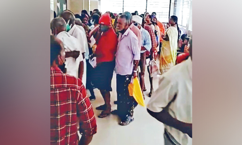 ഫാർമസിയിൽ വേണ്ടത്ര ജീവനക്കാരില്ല; ബത്തേരി താലൂക്ക് ആശുപത്രിയിൽ രോഗികൾ നിന്ന് മടുക്കുന്നു ഫാർമസിയിൽ വേണ്ടത്ര ജീവനക്കാരില്ല; ബത്തേരി താലൂക്ക് ആശുപത്രിയിൽ രോഗികൾ നിന്ന് മടുക്കുന്നു