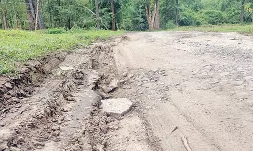 റോഡ് തകർന്നു; ചേകാടിയിലേക്കുള്ള യാത്ര ദുസ്സഹം