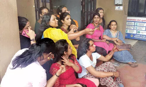പരാതികളിൽ നടപടിയില്ല; പൊലീസ് സ്റ്റേഷനിൽ ട്രാൻസ്‌ജെൻഡറുകളുടെ പ്രതിഷേധം