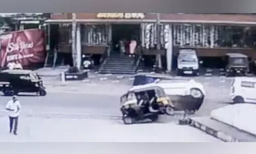 വാഹനാപകടത്തിൽനിന്ന് അത്ഭുതകരമായി രക്ഷപ്പെട്ട് വഴിയാത്രക്കാരി