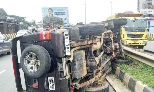 ദേശീയപാതയിൽ ടയർ പൊട്ടി വാഹനം മറിഞ്ഞു