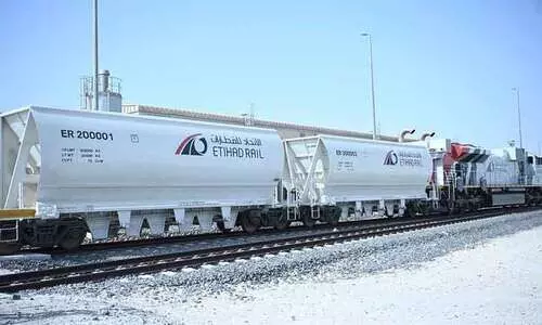 ഇത്തിഹാദ് റെയിൽ വാഗണുകൾ എൻജിനുമായി ബന്ധിപ്പിച്ചു