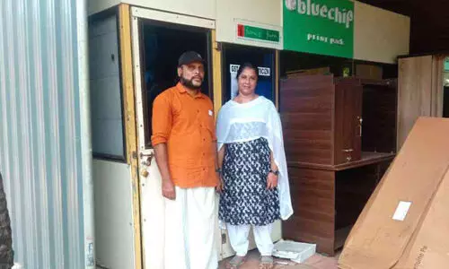 നഗരസഭ താക്കോൽ നൽകി; രാജ് കബീറും ശ്രീദിവ്യയും അടച്ചിട്ട ഫർണിച്ചർ യൂനിറ്റ് തുറന്നു