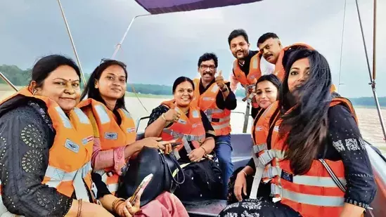 എം.എൽ.എമാരുമായി ബോട്ടിൽ ഉല്ലസിച്ച് സോറൻ; ബി.ജെ.പിക്കുള്ള മറുപടിയെന്ന് ജെ.എം.എം