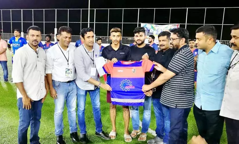 യാംബു എ.എം.ജെ യുനീക്ക് എഫ്.സി ജഴ്സി പ്രകാശനം യാംബു എ.എം.ജെ യുനീക്ക് എഫ്.സി ജഴ്സി പ്രകാശനം