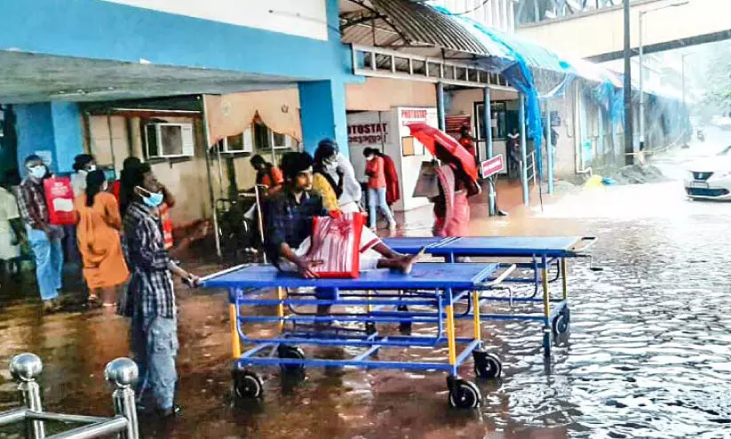 കോട്ടയം മെഡി. കോളജിലെ ഒ.പി രജിസ്ട്രേഷൻ കൗണ്ടറിൽ വെള്ളപ്പൊക്കം കോട്ടയം മെഡി. കോളജിലെ ഒ.പി രജിസ്ട്രേഷൻ കൗണ്ടറിൽ വെള്ളപ്പൊക്കം