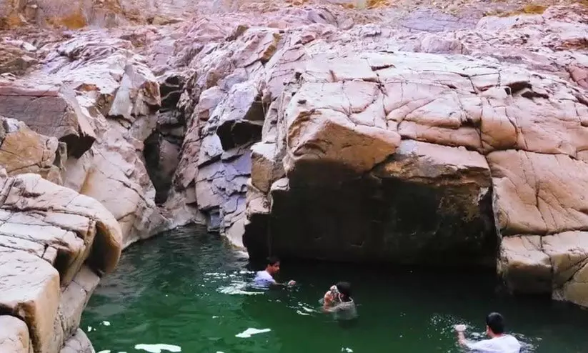 ഹ​ജ്ജാ​ര്‍ മ​ല​നി​ര​യി​ൽ നീ​രു​റ​വ്; ഉ​ല്ല​സി​ക്കാ​ൻ സ​ഞ്ചാ​രി​ക​ൾ