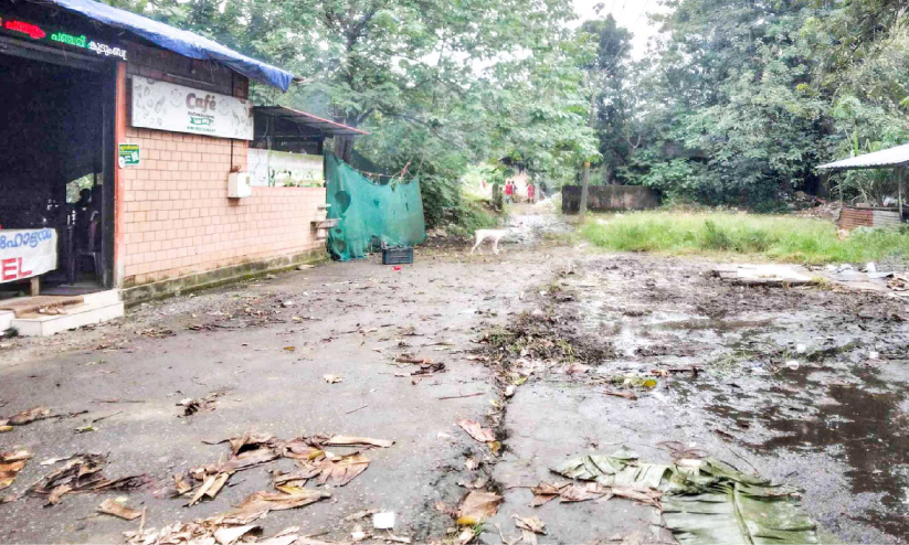 എന്തൊരു മാലിന്യമാണ് ഈ പന്തളത്ത് എന്തൊരു മാലിന്യമാണ് ഈ പന്തളത്ത്