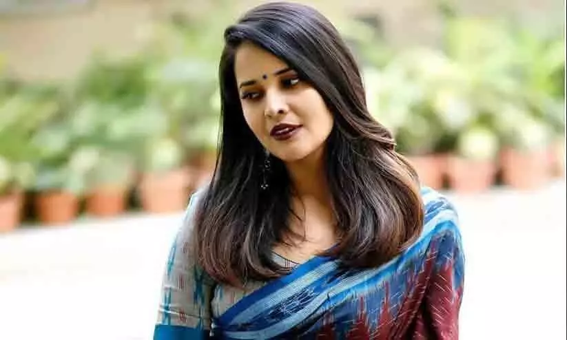 Anasuya Bharadwaj warns Vijay Deverakondas fans for calling her aunty