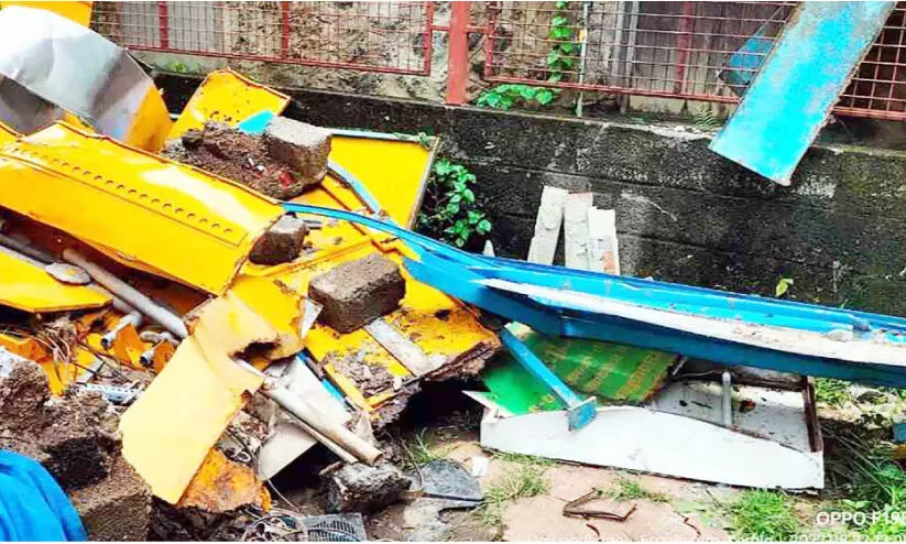 നഗരസഭയുടെ ഇ-ടോയ്‍ലറ്റുകൾ പൊളിച്ചുനീക്കി