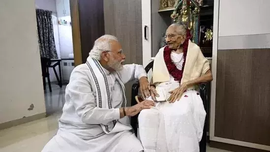 ഗാന്ധിനഗറിലെത്തി അമ്മയെ കണ്ട് മോദി; കൂടിക്കാഴ്ച അടൽ പാലത്തിന്റെ ഉദ്ഘാടനത്തിനെത്തിയപ്പോൾ ഗാന്ധിനഗറിലെത്തി അമ്മയെ കണ്ട് മോദി; കൂടിക്കാഴ്ച അടൽ പാലത്തിന്റെ ഉദ്ഘാടനത്തിനെത്തിയപ്പോൾ