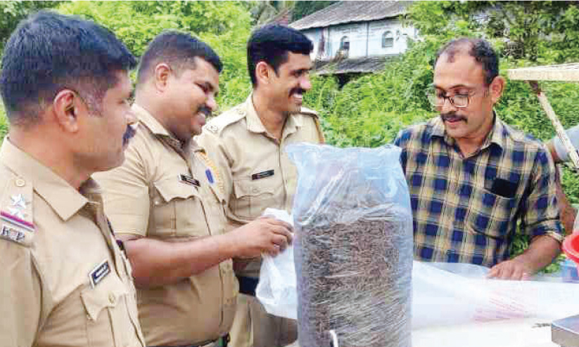 ഉപേക്ഷിക്കപ്പെട്ട നിലയിൽ കണ്ട ബാഗിൽ 3.850 കിലോ കഞ്ചാവ് ഉപേക്ഷിക്കപ്പെട്ട നിലയിൽ കണ്ട ബാഗിൽ 3.850 കിലോ കഞ്ചാവ്