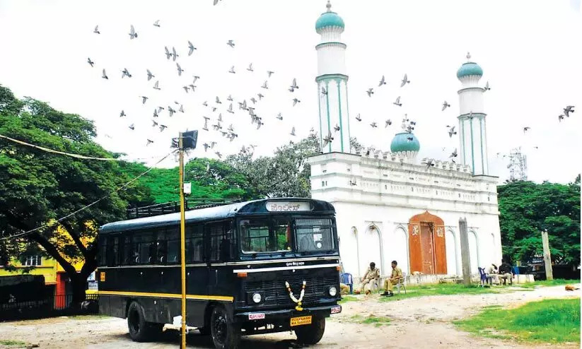 ഗണേശോത്സവത്തിന് ഈദ്ഗാഹ് മൈതാനം; സർക്കാറിന് തീരുമാനിക്കാമെന്ന് ഹൈകോടതി ഗണേശോത്സവത്തിന് ഈദ്ഗാഹ് മൈതാനം; സർക്കാറിന് തീരുമാനിക്കാമെന്ന് ഹൈകോടതി