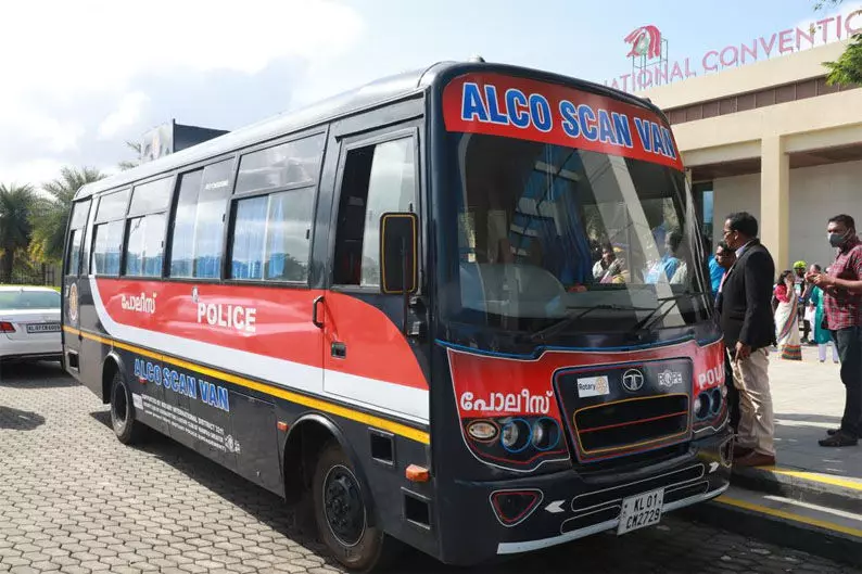 ലഹരി ഉപയോഗിച്ച് വാഹനം ഓടിക്കുന്നവരെ നിമിഷങ്ങൾക്ക് അകം പൂട്ടാൻ ആൽകോ സ്കാൻ വാൻ എത്തി ലഹരി ഉപയോഗിച്ച് വാഹനം ഓടിക്കുന്നവരെ നിമിഷങ്ങൾക്ക് അകം പൂട്ടാൻ ആൽകോ സ്കാൻ വാൻ എത്തി