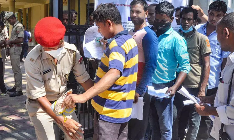 സർക്കാർ പരീക്ഷയിൽ ക്രമക്കേട് തടയാൻ അസമിൽ 27 ജില്ലകളിൽ ഇന്റർനെറ്റ് വിച്ഛേദിച്ചു സർക്കാർ പരീക്ഷയിൽ ക്രമക്കേട് തടയാൻ അസമിൽ 27 ജില്ലകളിൽ ഇന്റർനെറ്റ് വിച്ഛേദിച്ചു