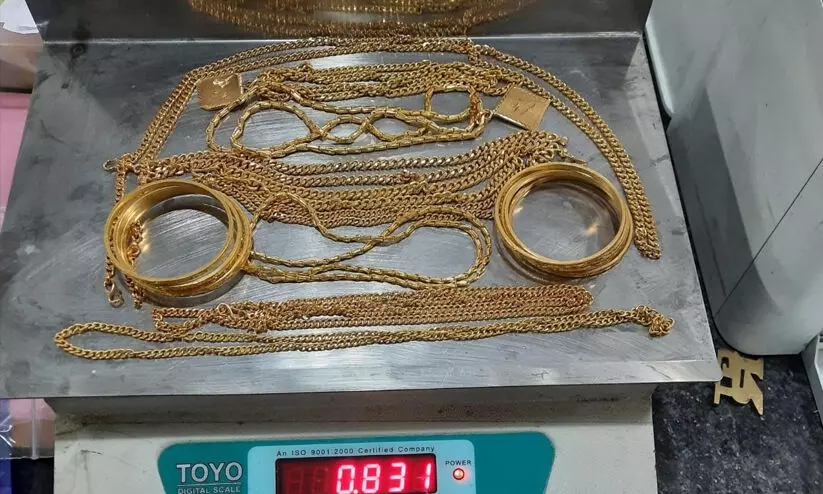 കരിപ്പൂരിൽ 1.62 കോടിയുടെ സ്വർണം പിടികൂടി കരിപ്പൂരിൽ 1.62 കോടിയുടെ സ്വർണം പിടികൂടി