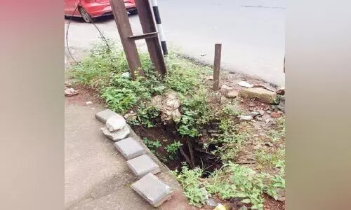 യുവതി റോഡരികിലെ കുഴിയിൽ വീണു യുവതി റോഡരികിലെ കുഴിയിൽ വീണു