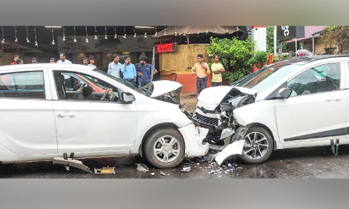 മൂന്ന് കാറുകൾ കൂട്ടിയിടിച്ചു