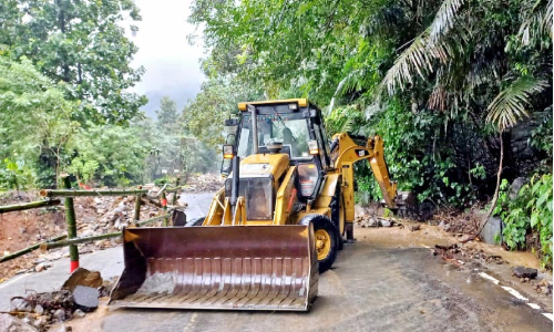 കനത്തമഴയിൽ പേര്യചുരം റോഡിൽ വീണ്ടും കല്ലും മണ്ണും ഒഴുകിയെത്തി