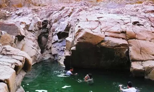 ഹ​ജ്ജാ​ര്‍ മ​ല​നി​ര​യി​ൽ നീ​രു​റ​വ്; ഉ​ല്ല​സി​ക്കാ​ൻ സ​ഞ്ചാ​രി​ക​ൾ