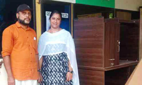 നഗരസഭ താക്കോൽ നൽകി; രാജ് കബീറും ശ്രീദിവ്യയും അടച്ചിട്ട ഫർണിച്ചർ യൂനിറ്റ് തുറന്നു