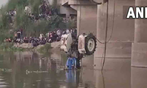 ട്രാക്ടർ നദിയിലേക്ക് മറിഞ്ഞ് ഒരു മരണം; അഞ്ചുപേരെ കാണാതായി