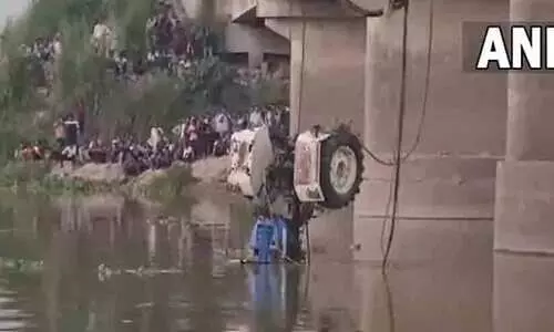 ട്രാക്ടർ നദിയിലേക്ക് മറിഞ്ഞ് ഒരു മരണം; അഞ്ചുപേരെ കാണാതായി