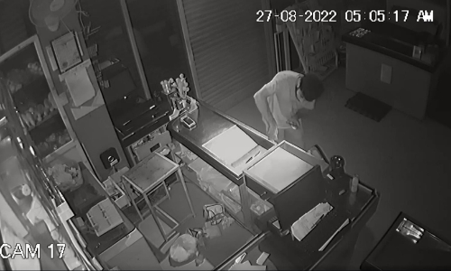 ബംഗളൂരുവിൽ മലയാളിയുടെ സൂപ്പർ മാർക്കറ്റിൽ മോഷണം; സി.സി.ടി.വിയിൽ പതിഞ്ഞു; വിഡിയോ