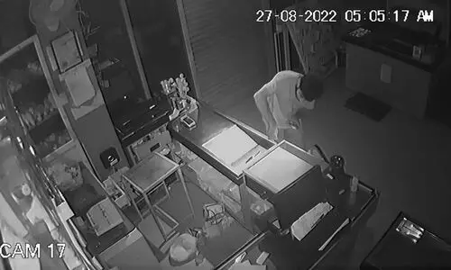 ബംഗളൂരുവിൽ മലയാളിയുടെ സൂപ്പർ മാർക്കറ്റിൽ മോഷണം; സി.സി.ടി.വിയിൽ പതിഞ്ഞു; വിഡിയോ