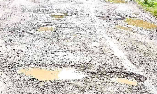 ദുരിതം കൂട്ടി റോഡിൽ കുഴികൾ