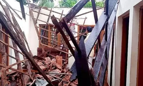 കനത്ത മഴ: വീടിന്റെ മേൽക്കൂര തകർന്നു; കുടുംബം അദ്ഭുതകരമായി രക്ഷപ്പെട്ടു കനത്ത മഴ: വീടിന്റെ മേൽക്കൂര തകർന്നു; കുടുംബം അദ്ഭുതകരമായി രക്ഷപ്പെട്ടു