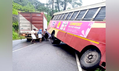 കെ.എസ്.ആർ.ടി.സി ബസും ലോറിയും കൂട്ടിയിടിച്ചു; യാത്രക്കാർ പരിക്കില്ലാതെ രക്ഷപ്പെട്ടു