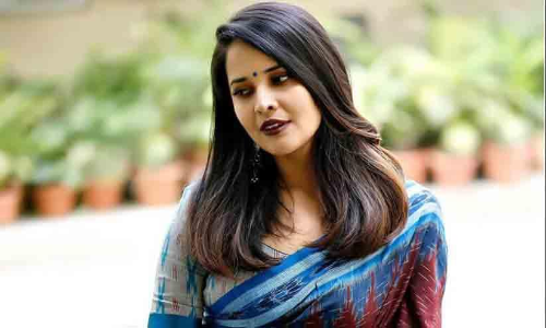 Anasuya Bharadwaj warns Vijay Deverakondas fans for calling her aunty