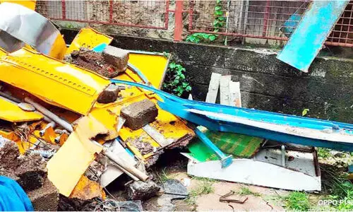 നഗരസഭയുടെ ഇ-ടോയ്‍ലറ്റുകൾ പൊളിച്ചുനീക്കി