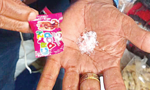 അംഗീകാരമില്ലാത്ത മിഠായികൾ പിടിച്ചെടുത്തു അംഗീകാരമില്ലാത്ത മിഠായികൾ പിടിച്ചെടുത്തു