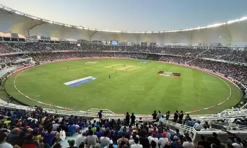 ഇന്ത്യ-പാക്​ മത്സരം കാണാൻ ഒഴുകിയെത്തിയത് പതിനായിരങ്ങൾ