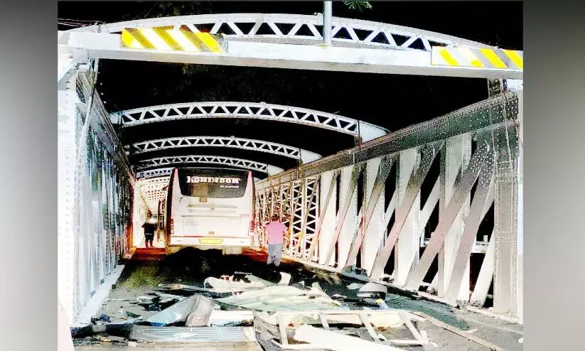 ഉദ്ഘാടനം കഴിഞ്ഞ് മണിക്കൂറുകൾക്കുള്ളിൽ ഫറോക്ക് പാലത്തിൽ രണ്ട് ബസുകളുടെ മുകൾഭാഗം തകർന്നു ഉദ്ഘാടനം കഴിഞ്ഞ് മണിക്കൂറുകൾക്കുള്ളിൽ ഫറോക്ക് പാലത്തിൽ രണ്ട് ബസുകളുടെ മുകൾഭാഗം തകർന്നു