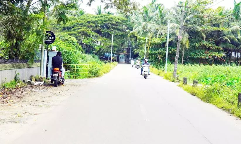 കാരപ്പറമ്പ്, സിവിൽ സ്റ്റേഷൻ ഭാഗത്തെ കുരുക്കഴിക്കാനുള്ള പാതക്ക്സ്ഥലമൊരുങ്ങിയില്ല കാരപ്പറമ്പ്, സിവിൽ സ്റ്റേഷൻ ഭാഗത്തെ കുരുക്കഴിക്കാനുള്ള പാതക്ക്സ്ഥലമൊരുങ്ങിയില്ല