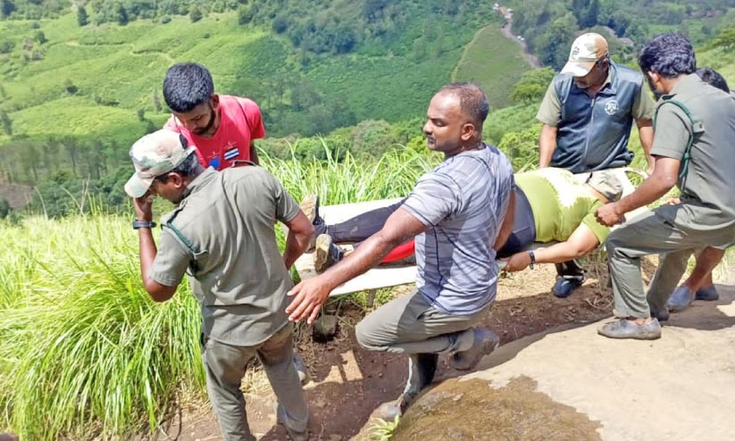 ചെമ്പ്ര മലയിൽ വെച്ച് യുവതിക്ക് പരിക്കേറ്റു; രക്ഷകരായി വനം സംരക്ഷണ സമിതി ചെമ്പ്ര മലയിൽ വെച്ച് യുവതിക്ക് പരിക്കേറ്റു; രക്ഷകരായി വനം സംരക്ഷണ സമിതി