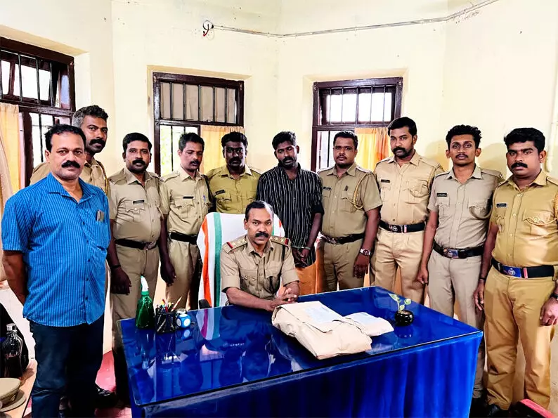 രണ്ടു കൊലക്കേസിലെ പ്രതി റെജി ജോർജ് രണ്ടരക്കിലോ കഞ്ചാവുമായി പിടിയിൽ രണ്ടു കൊലക്കേസിലെ പ്രതി റെജി ജോർജ് രണ്ടരക്കിലോ കഞ്ചാവുമായി പിടിയിൽ