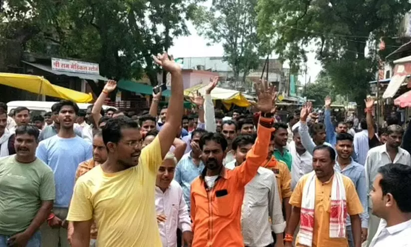 കമിതാക്കൾ ഒളിച്ചോടിയതിന്റെ പേരിൽ ബി.ജെ.പി നേതാവിന്റെ നേതൃത്വത്തിൽ പള്ളിയും വീടും തകർത്തു കമിതാക്കൾ ഒളിച്ചോടിയതിന്റെ പേരിൽ ബി.ജെ.പി നേതാവിന്റെ നേതൃത്വത്തിൽ പള്ളിയും വീടും തകർത്തു