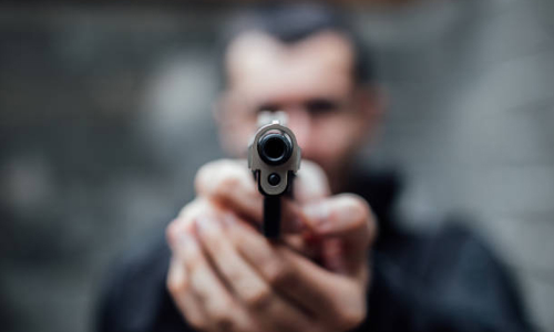 യുവതിയെ വെടിവെച്ച് കൊന്ന യുവാവ് സി.ഐ.എസ്.എഫ് വാഹനത്തിന് മുന്നിൽചാടി