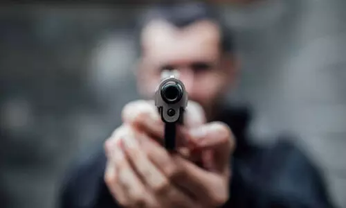 യുവതിയെ വെടിവെച്ച് കൊന്ന യുവാവ് സി.ഐ.എസ്.എഫ് വാഹനത്തിന് മുന്നിൽചാടി