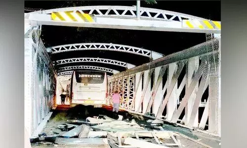 ഉദ്ഘാടനം കഴിഞ്ഞ് മണിക്കൂറുകൾക്കുള്ളിൽ ഫറോക്ക് പാലത്തിൽ രണ്ട് ബസുകളുടെ മുകൾഭാഗം തകർന്നു ഉദ്ഘാടനം കഴിഞ്ഞ് മണിക്കൂറുകൾക്കുള്ളിൽ ഫറോക്ക് പാലത്തിൽ രണ്ട് ബസുകളുടെ മുകൾഭാഗം തകർന്നു